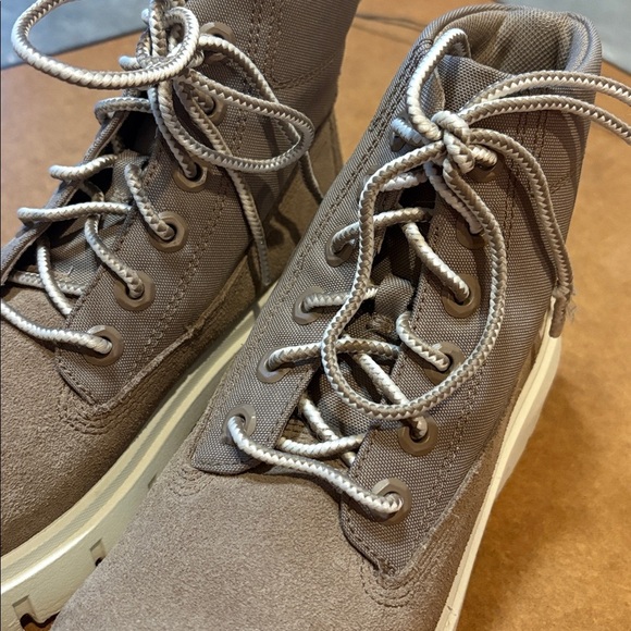 Timberland Women Greyfield Mid Lace-Up Boots with white chunky sole COLOR TAUPE - Picture 5 of 5